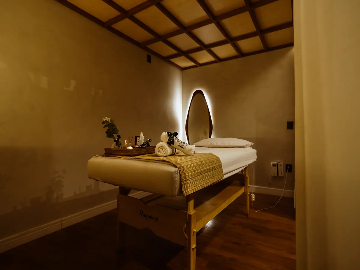 Sala de atendimento com teto de grade de madeira
