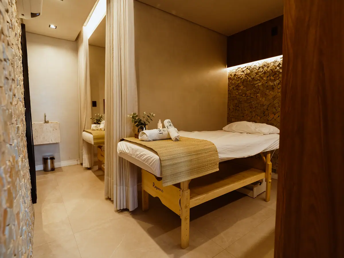 Sala de atendimento com parede de pedra