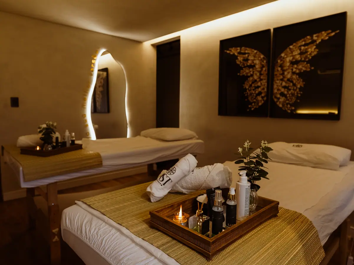 Sala de atendimento com velas acesas e luz indireta