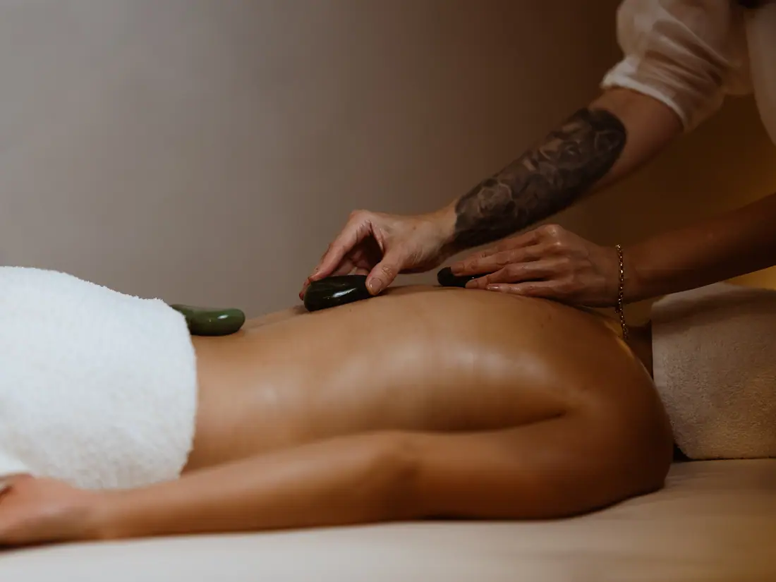 Massagem com pedras quentes nas costas
