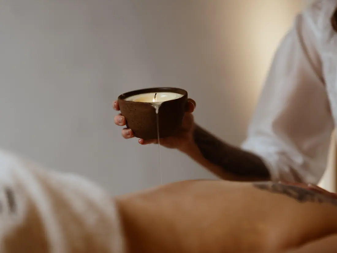 Velaterapia, com vela morna de massagem